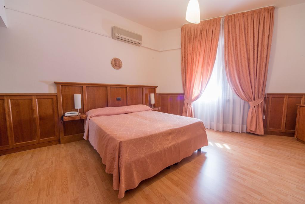Hotel Del Camerlengo 파라산마르티노 객실 사진